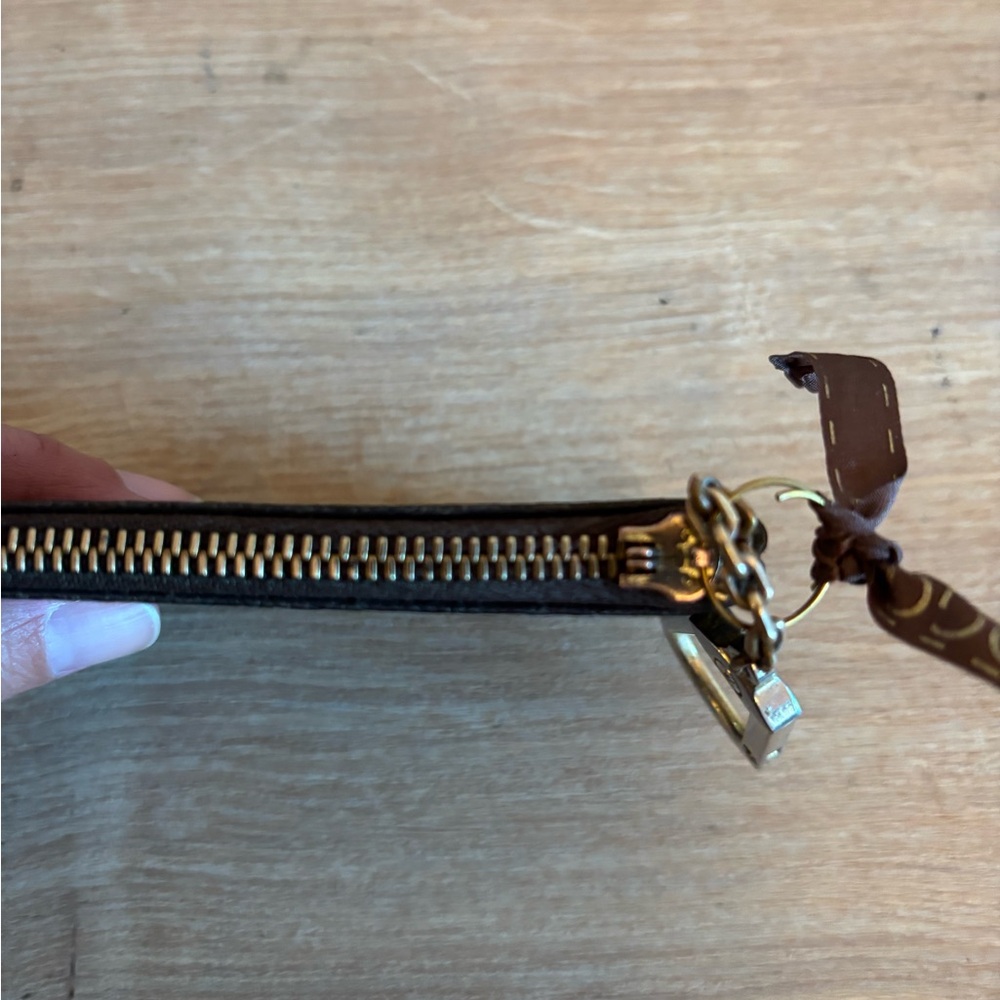 Authentic Louis Vuitton monogram card case key ring - Picture 3 of 5